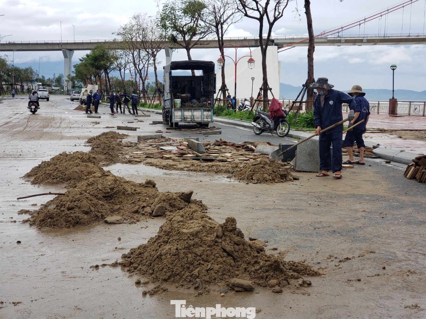 Bờ biển Đà Nẵng ngổn ngang, kè sông sụt lún vì bão số 13 ảnh 6