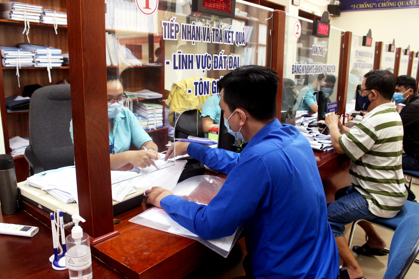 'Ship' dịch vụ hành chính đến tận nhà cho dân Đà Nẵng trong mùa dịch COVID-19 ảnh 2