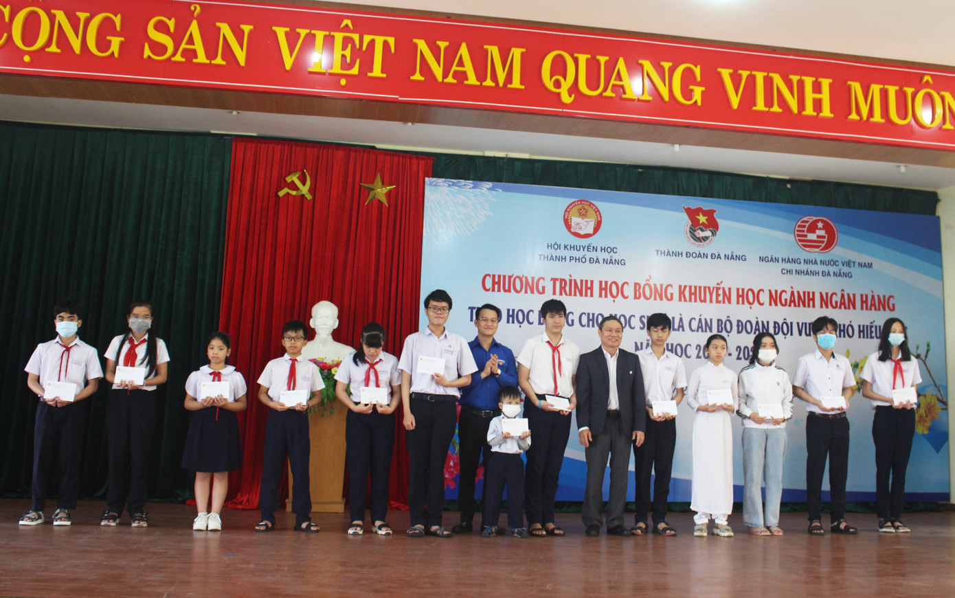 Trao 50 suất học bổng cho cán bộ Đoàn, Đội vượt khó học tốt ảnh 1