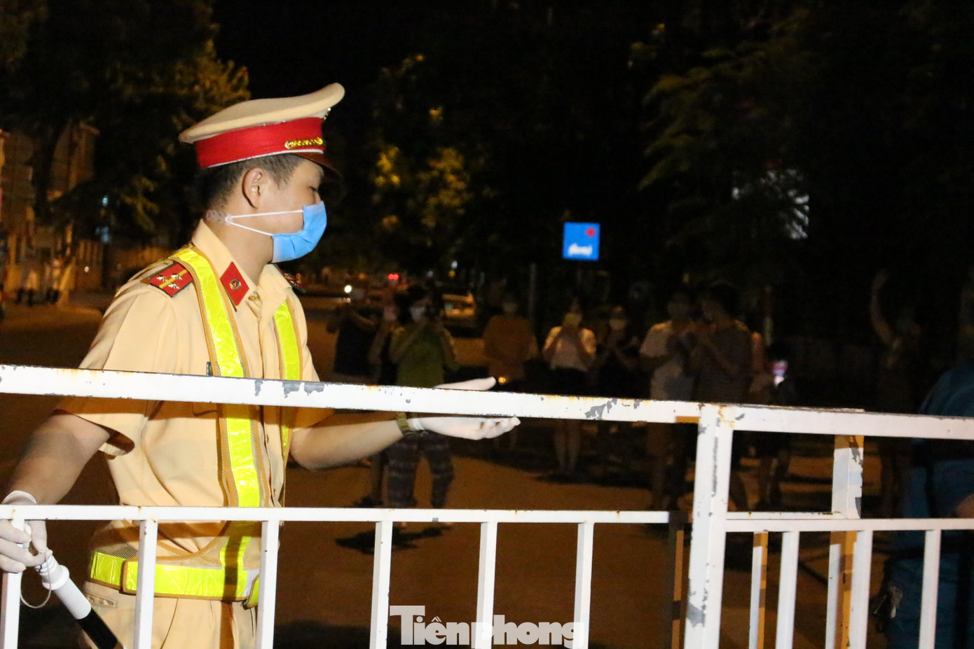 Người dân Đà Nẵng hát vang, vẫy cờ thời điểm gỡ phong tỏa ảnh 4