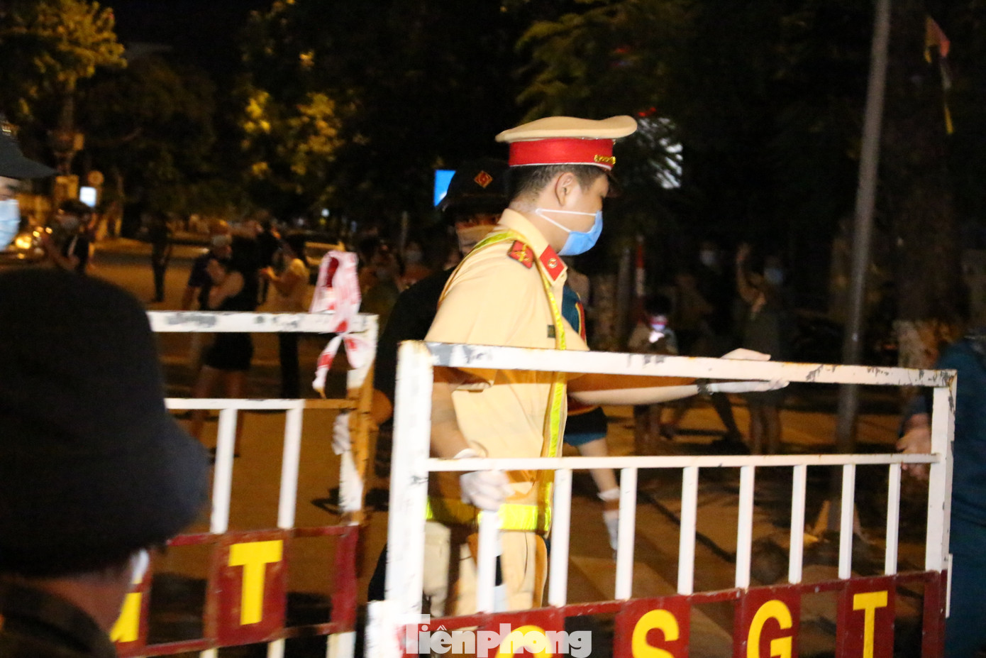 Người dân Đà Nẵng hát vang, vẫy cờ thời điểm gỡ phong tỏa ảnh 5