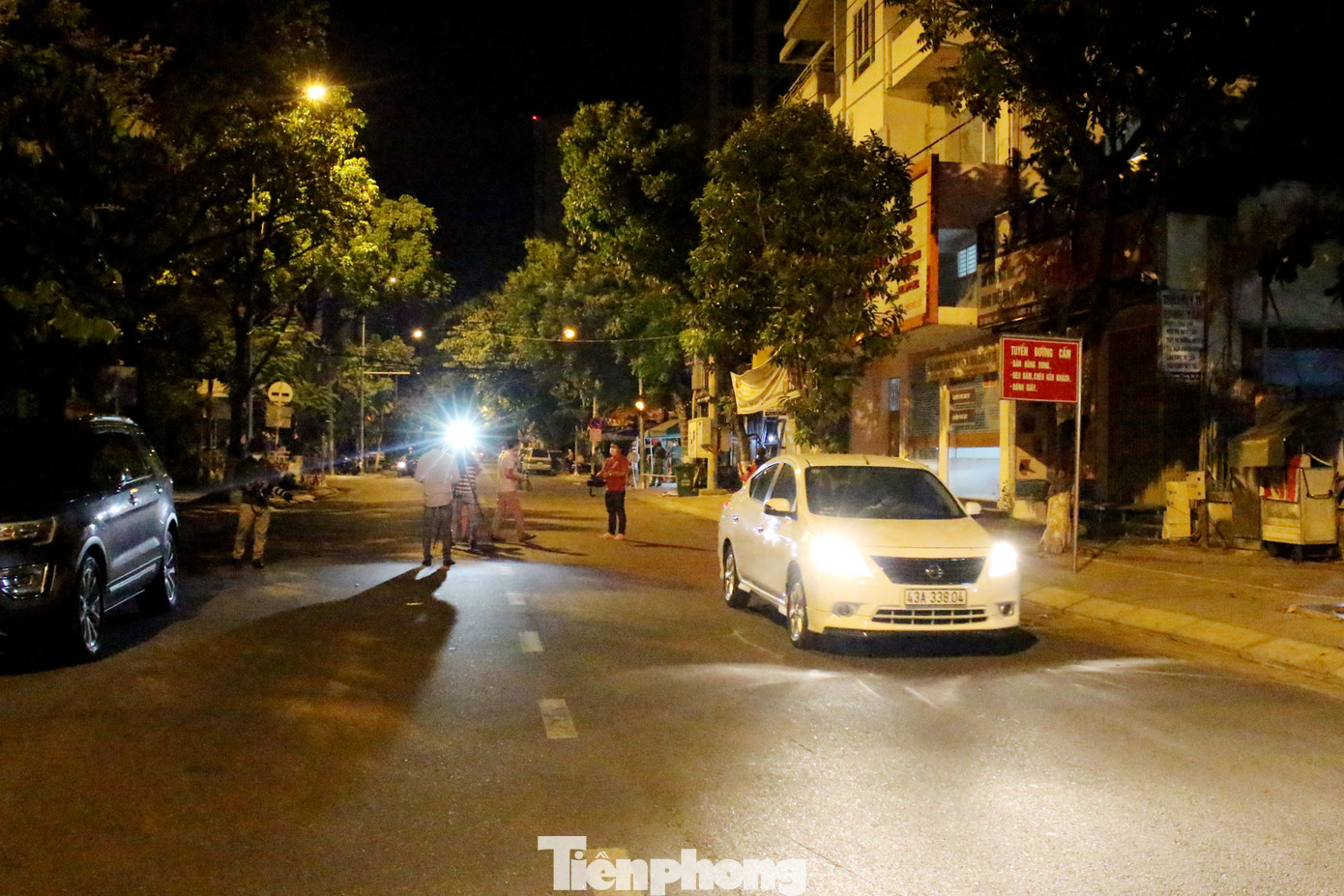 Người dân Đà Nẵng hát vang, vẫy cờ thời điểm gỡ phong tỏa ảnh 14