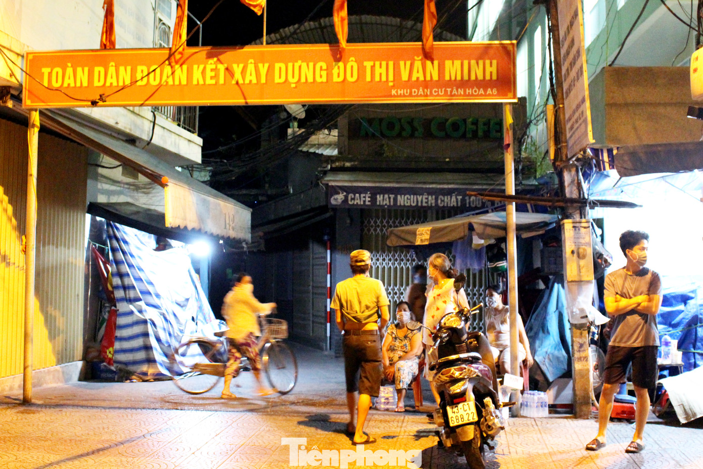 Người dân Đà Nẵng hát vang, vẫy cờ thời điểm gỡ phong tỏa ảnh 16