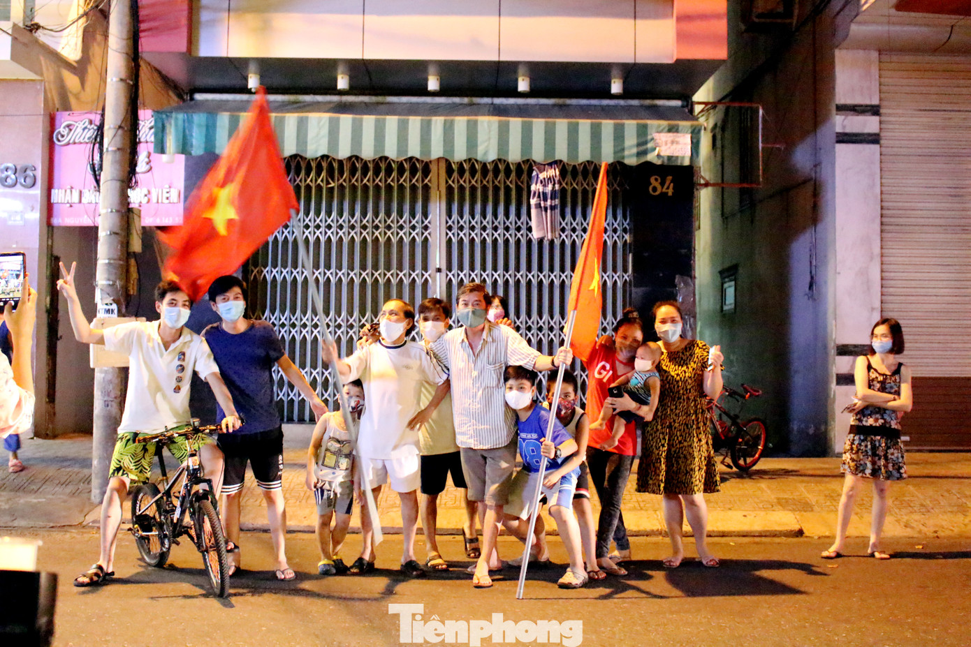 Người dân Đà Nẵng hát vang, vẫy cờ thời điểm gỡ phong tỏa ảnh 10
