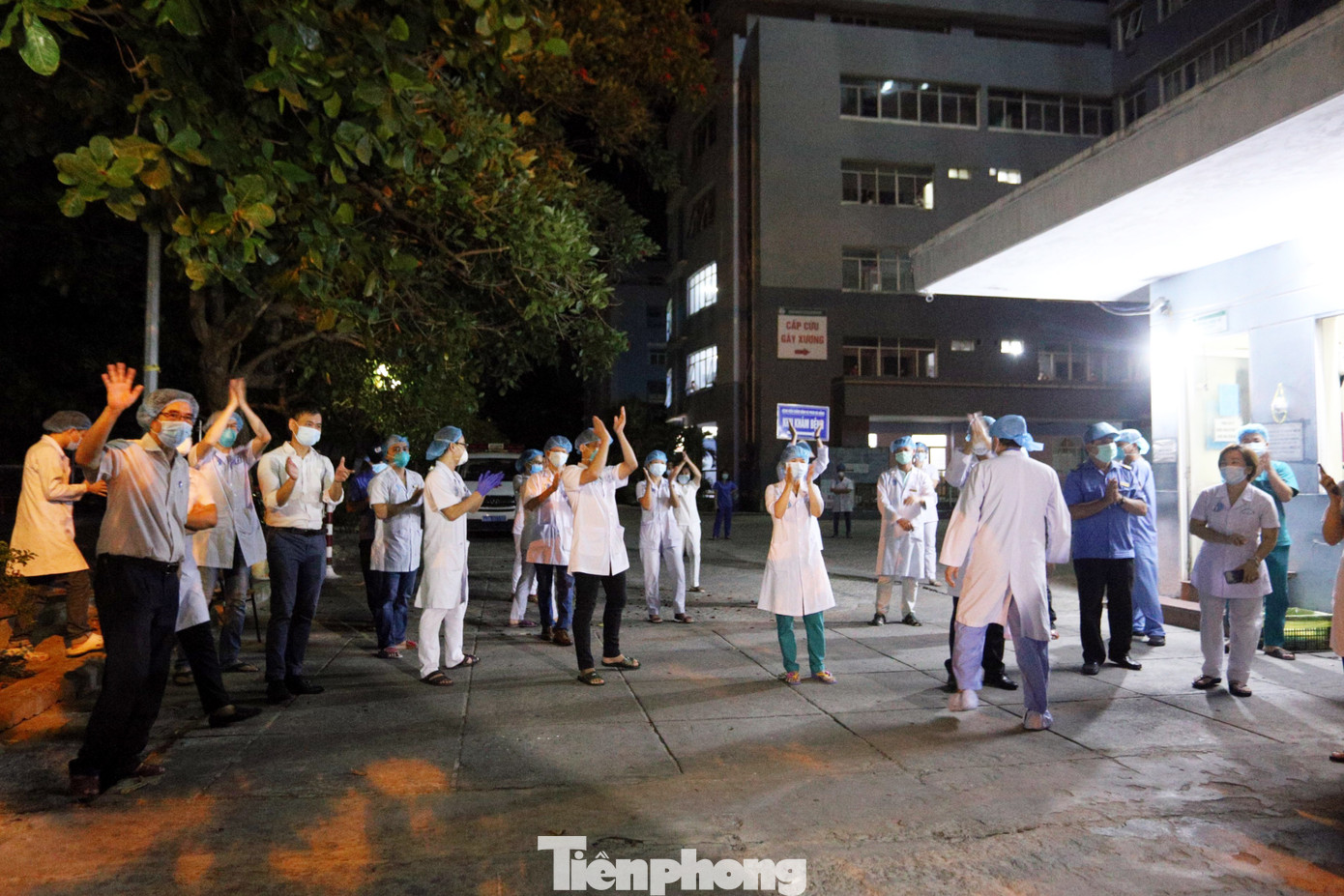 Người dân Đà Nẵng hát vang, vẫy cờ thời điểm gỡ phong tỏa ảnh 7