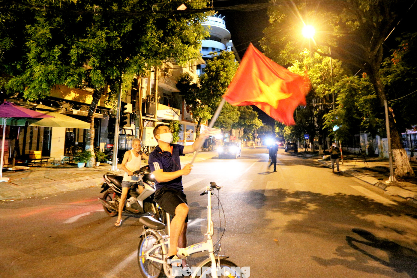 Người dân Đà Nẵng hát vang, vẫy cờ thời điểm gỡ phong tỏa ảnh 12