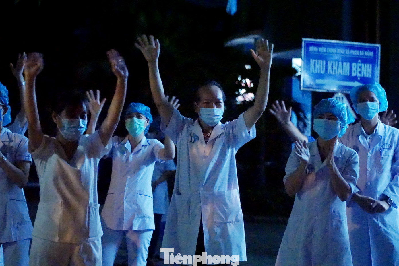 Người dân Đà Nẵng hát vang, vẫy cờ thời điểm gỡ phong tỏa ảnh 9