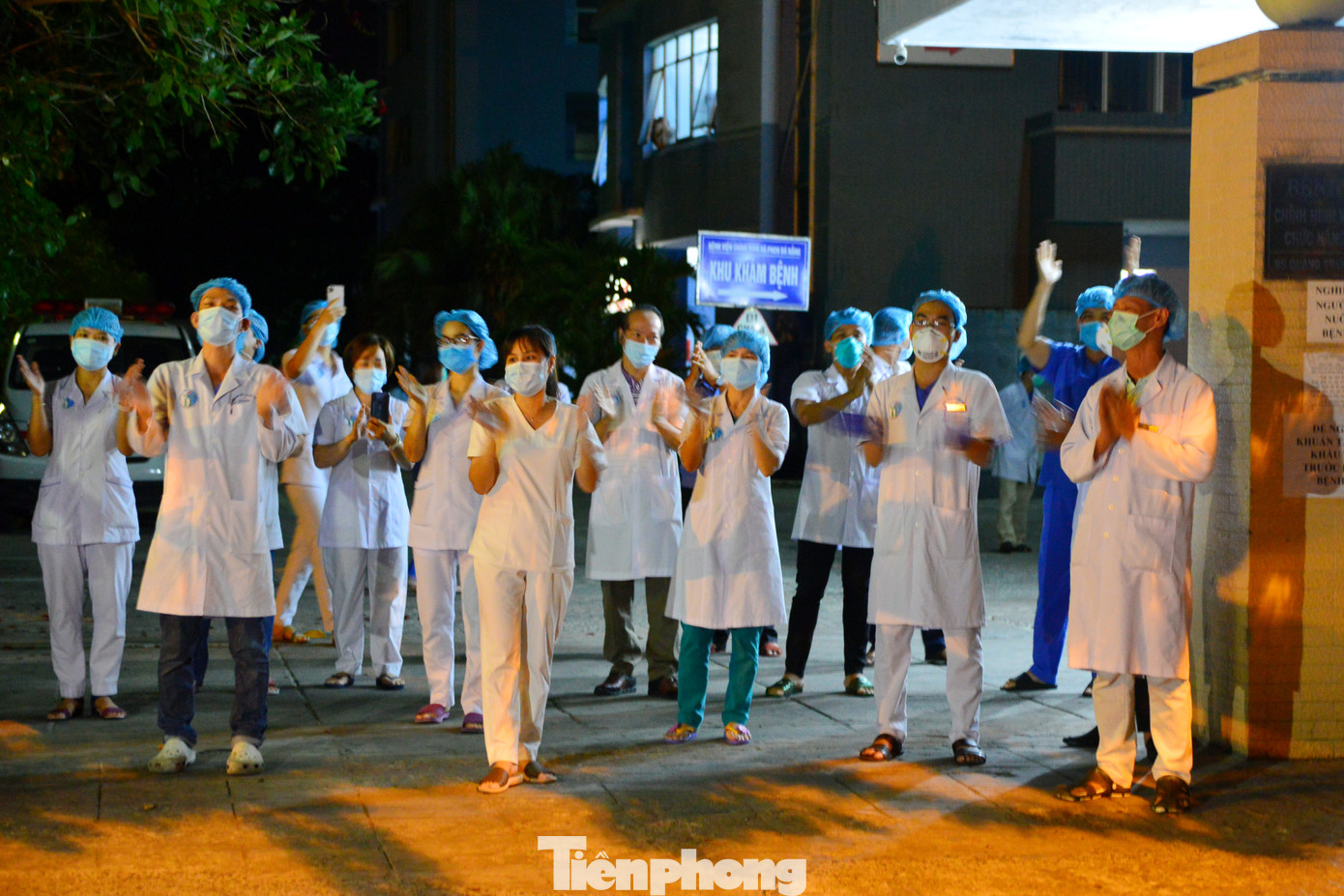 Người dân Đà Nẵng hát vang, vẫy cờ thời điểm gỡ phong tỏa ảnh 8