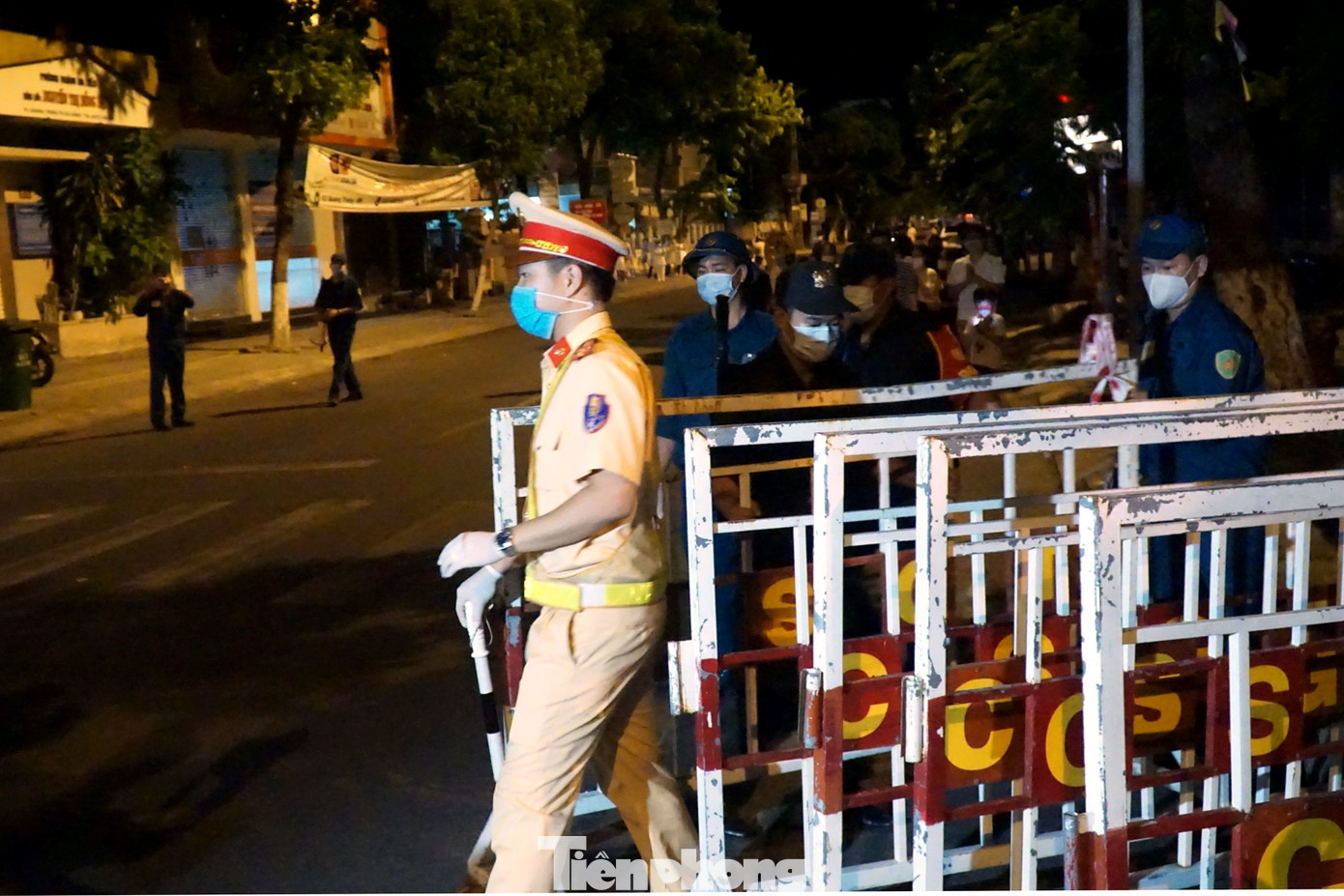 Người dân Đà Nẵng hát vang, vẫy cờ thời điểm gỡ phong tỏa ảnh 6