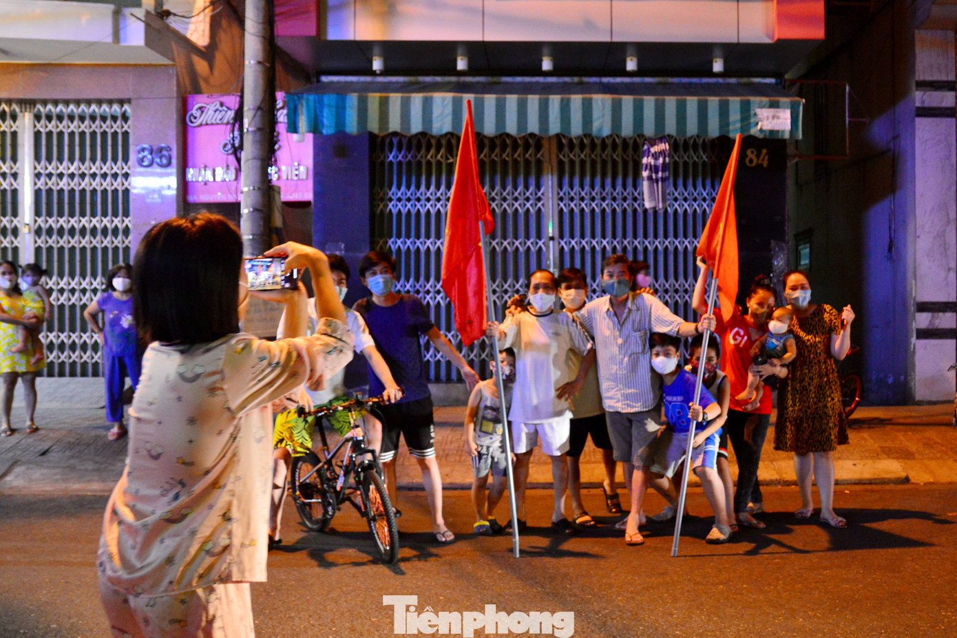 Người dân Đà Nẵng hát vang, vẫy cờ thời điểm gỡ phong tỏa ảnh 11