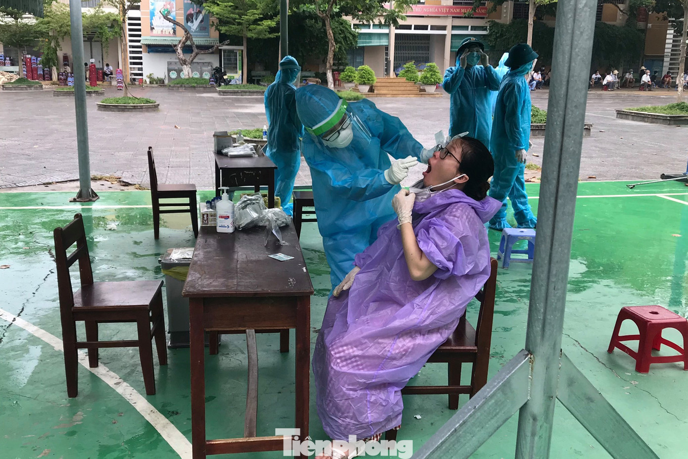 Người dân Đà Nẵng 'đội mưa' làm xét nghiệm COVID – 19 ảnh 2