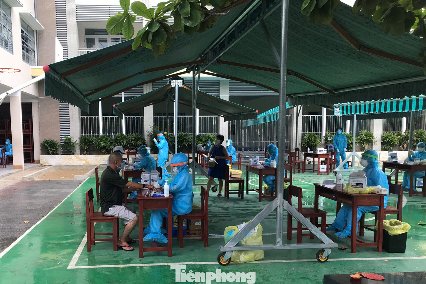 Người dân Đà Nẵng 'đội mưa' làm xét nghiệm COVID – 19 ảnh 1