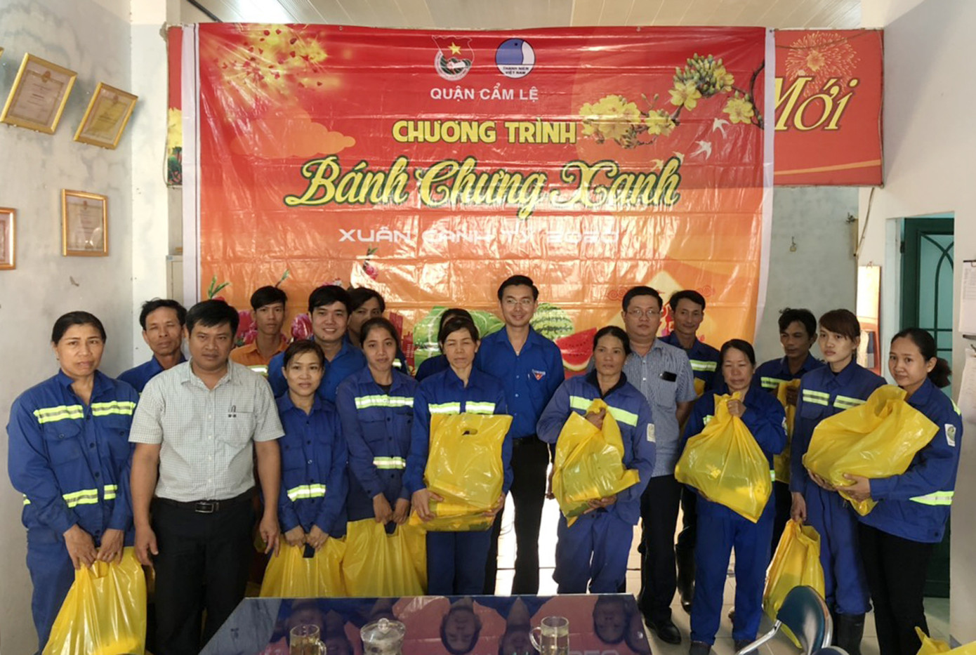 Gói hơn 2000 bánh chưng tặng bệnh nhân, người nghèo ăn Tết ảnh 2