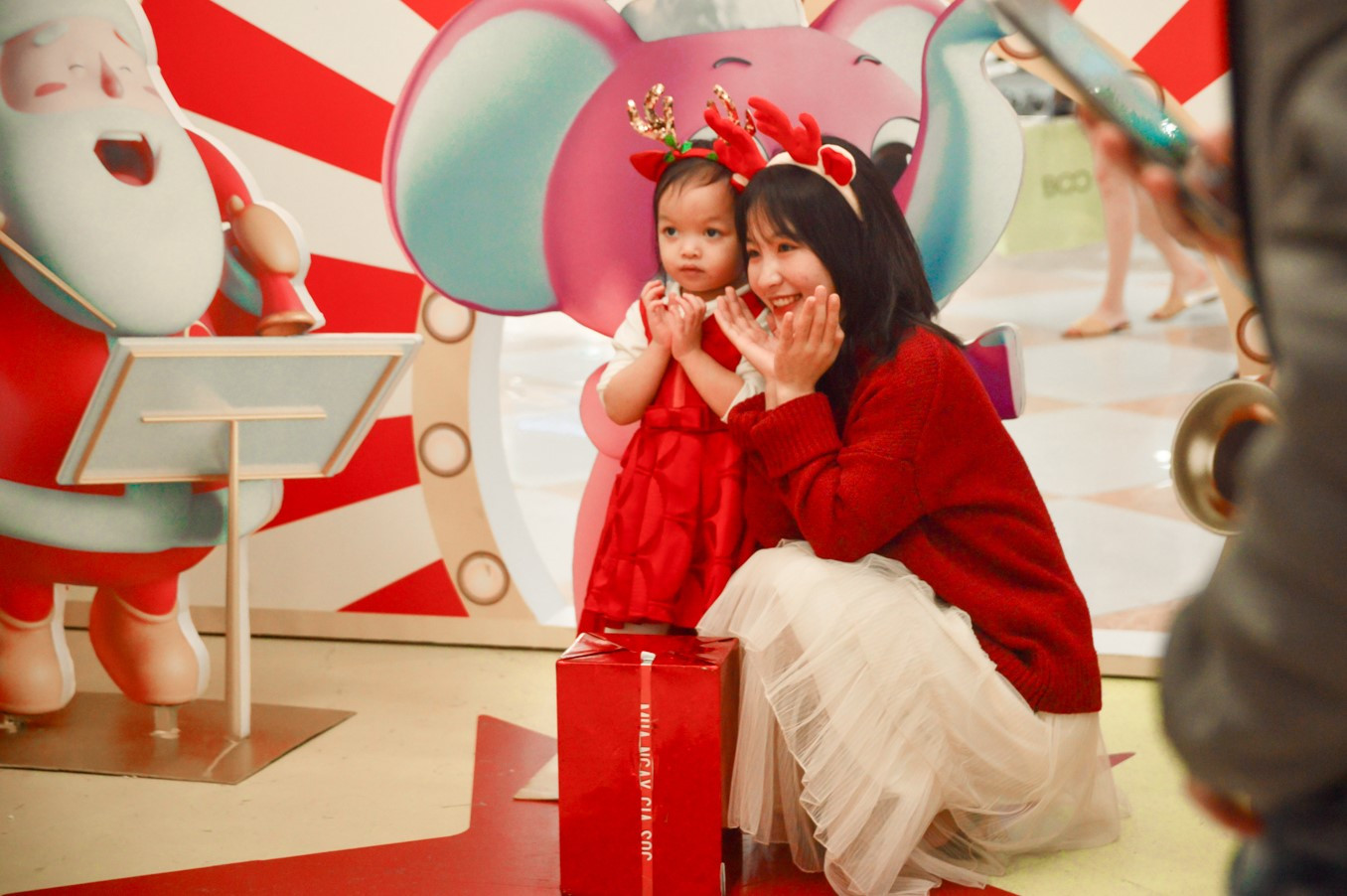 Các 'thiên thần nhỏ' háo hức dạo phố đón Giáng sinh ảnh 9