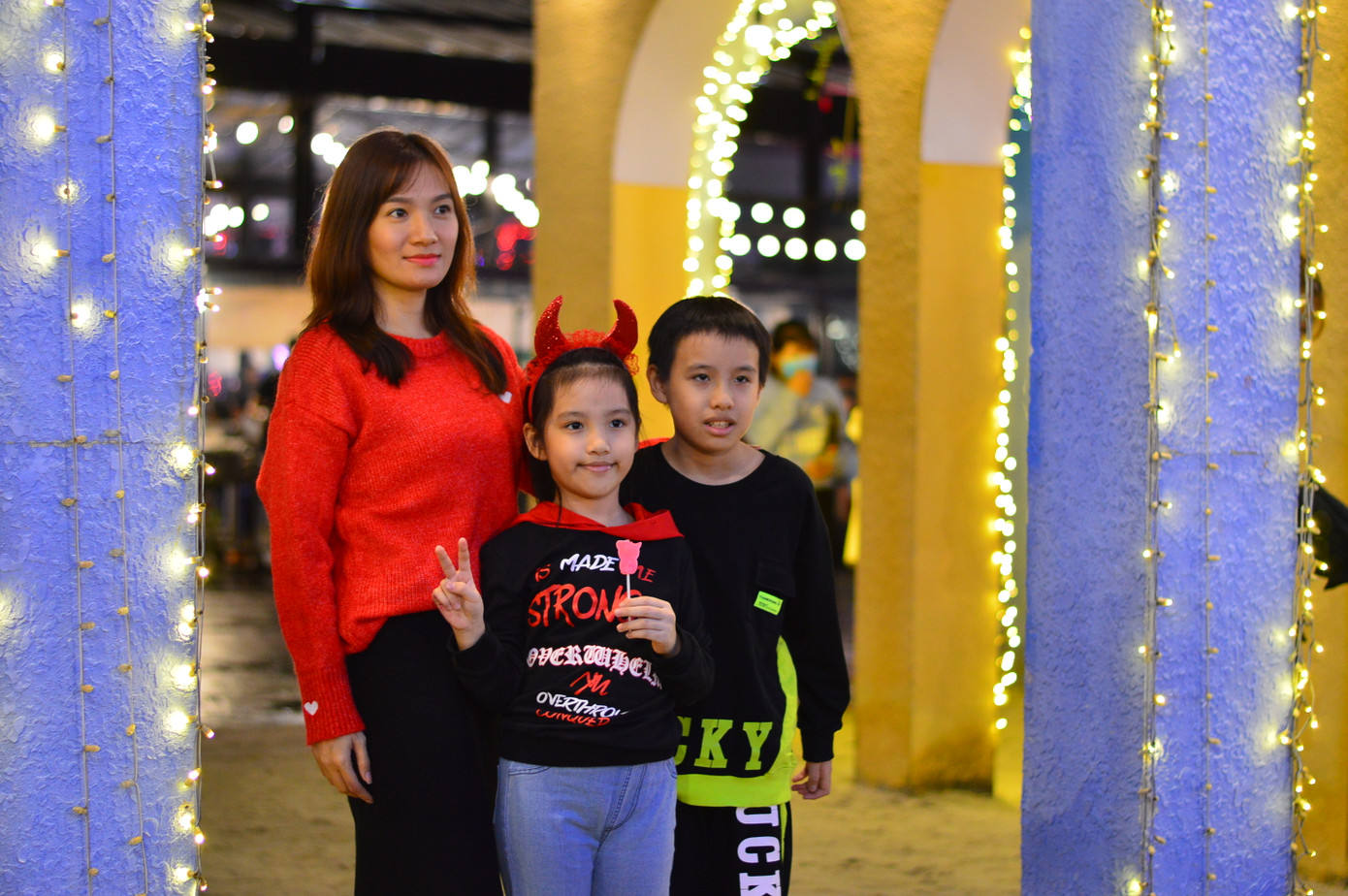 Các 'thiên thần nhỏ' háo hức dạo phố đón Giáng sinh ảnh 10