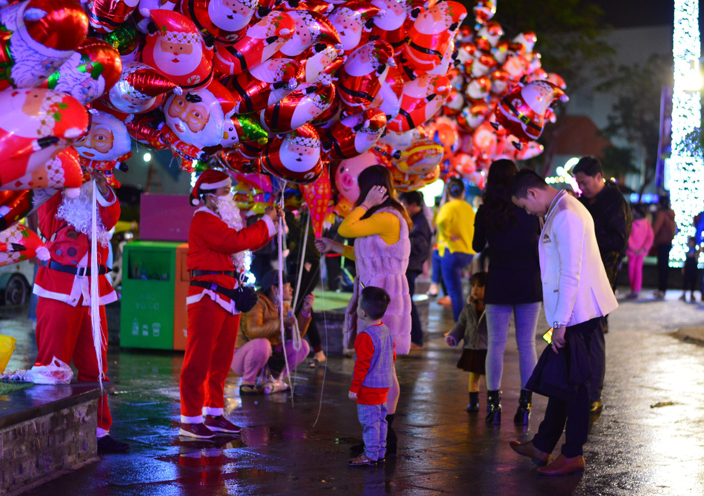 Các 'thiên thần nhỏ' háo hức dạo phố đón Giáng sinh ảnh 6