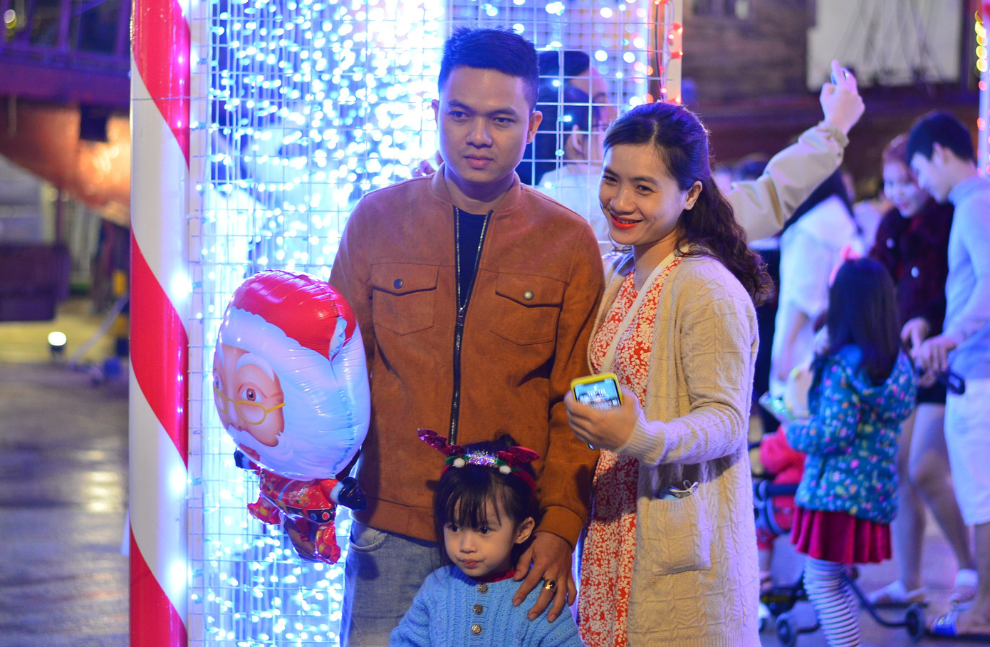 Các 'thiên thần nhỏ' háo hức dạo phố đón Giáng sinh ảnh 7