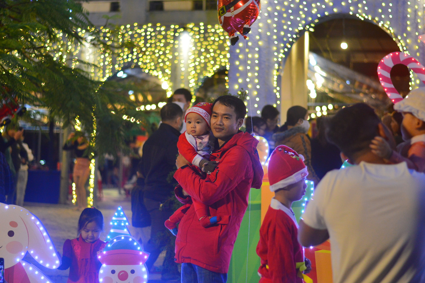 Các 'thiên thần nhỏ' háo hức dạo phố đón Giáng sinh ảnh 8