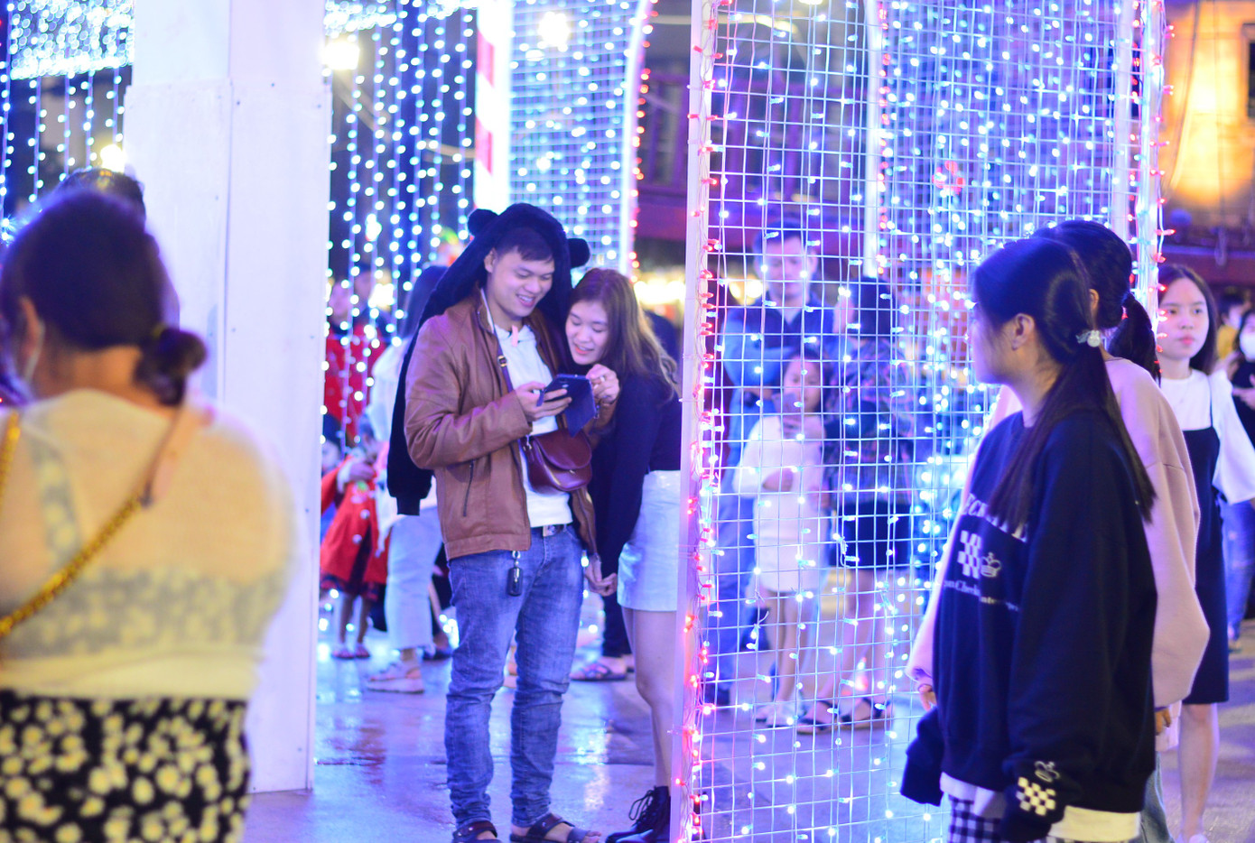 Các 'thiên thần nhỏ' háo hức dạo phố đón Giáng sinh ảnh 12