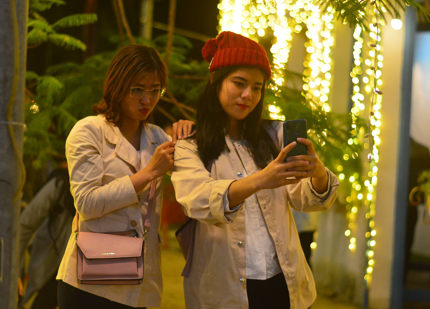 Các 'thiên thần nhỏ' háo hức dạo phố đón Giáng sinh ảnh 11