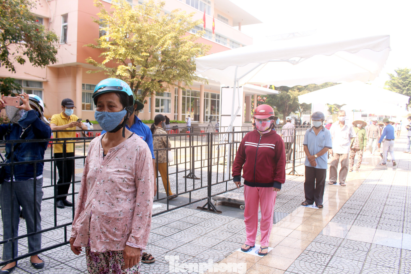 Người dân Đà Nẵng trật tự xếp hàng nhận gạo từ ATM gạo tự động ảnh 1