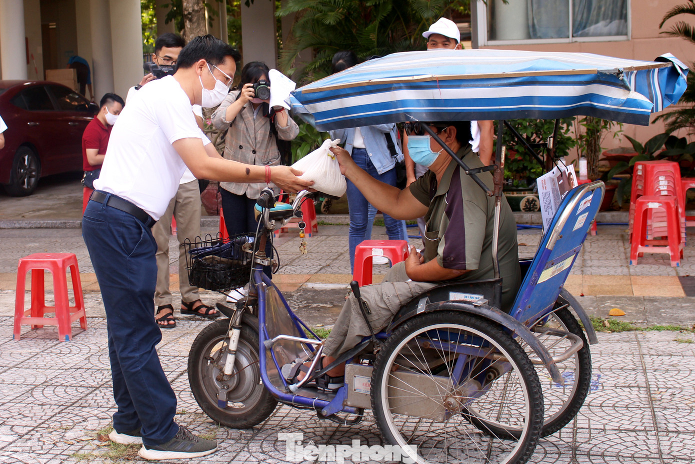 Người dân Đà Nẵng trật tự xếp hàng nhận gạo từ ATM gạo tự động ảnh 2