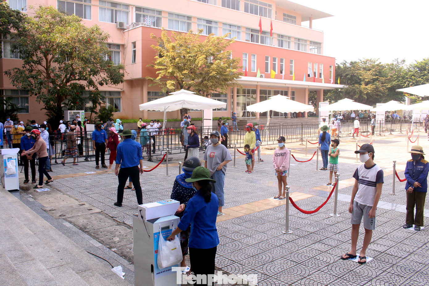 Người dân Đà Nẵng trật tự xếp hàng nhận gạo từ ATM gạo tự động ảnh 5