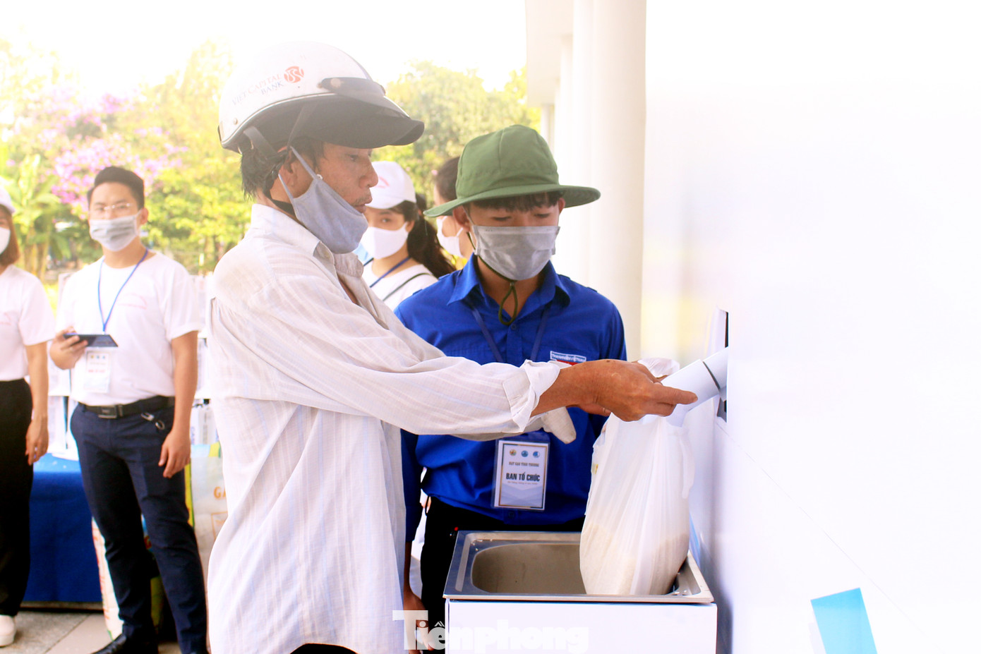 Người dân Đà Nẵng trật tự xếp hàng nhận gạo từ ATM gạo tự động ảnh 3
