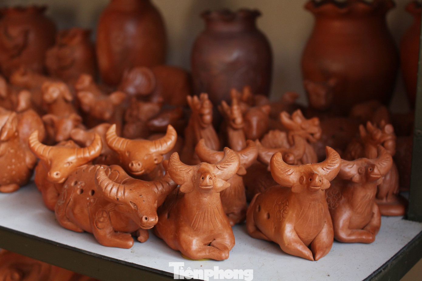 Độc đáo tượng trâu đất của nghệ nhân làng gốm Thanh Hà ảnh 6