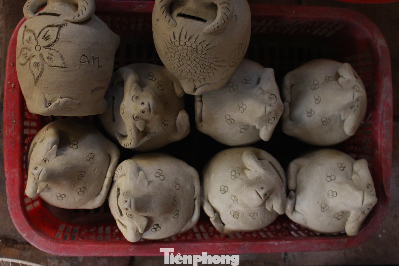 Độc đáo tượng trâu đất của nghệ nhân làng gốm Thanh Hà ảnh 9