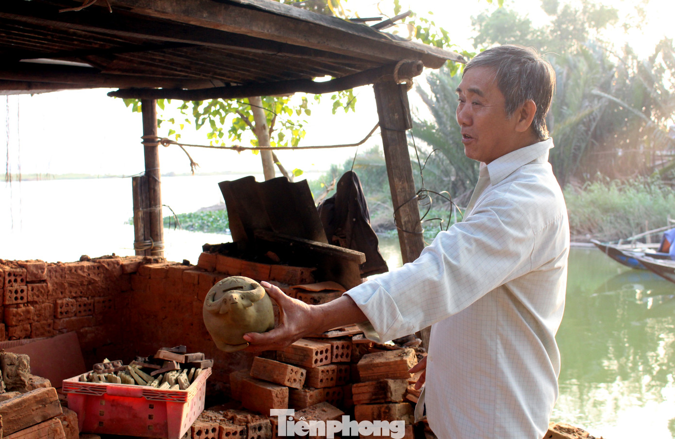 Độc đáo tượng trâu đất của nghệ nhân làng gốm Thanh Hà ảnh 8
