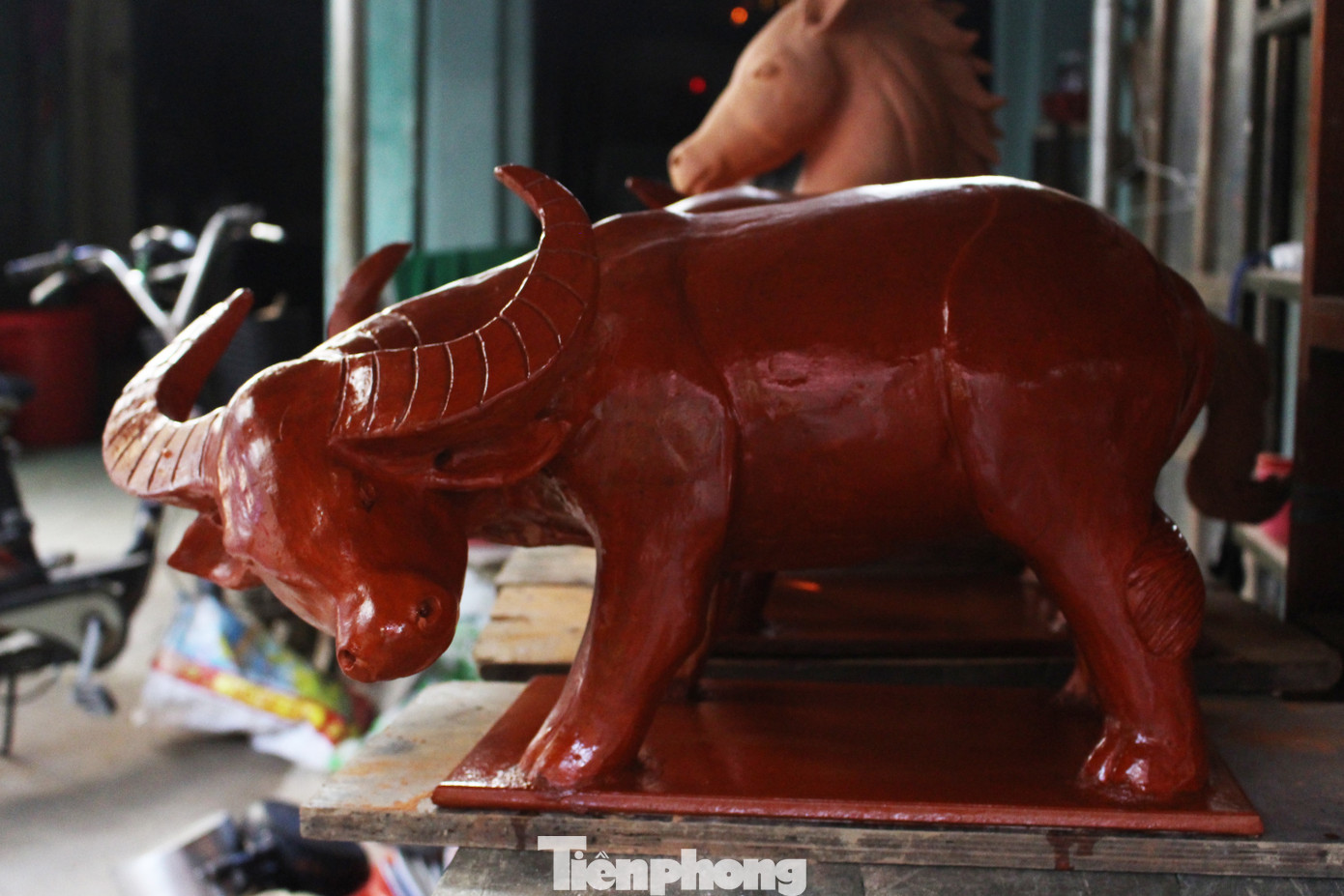 Độc đáo tượng trâu đất của nghệ nhân làng gốm Thanh Hà ảnh 4
