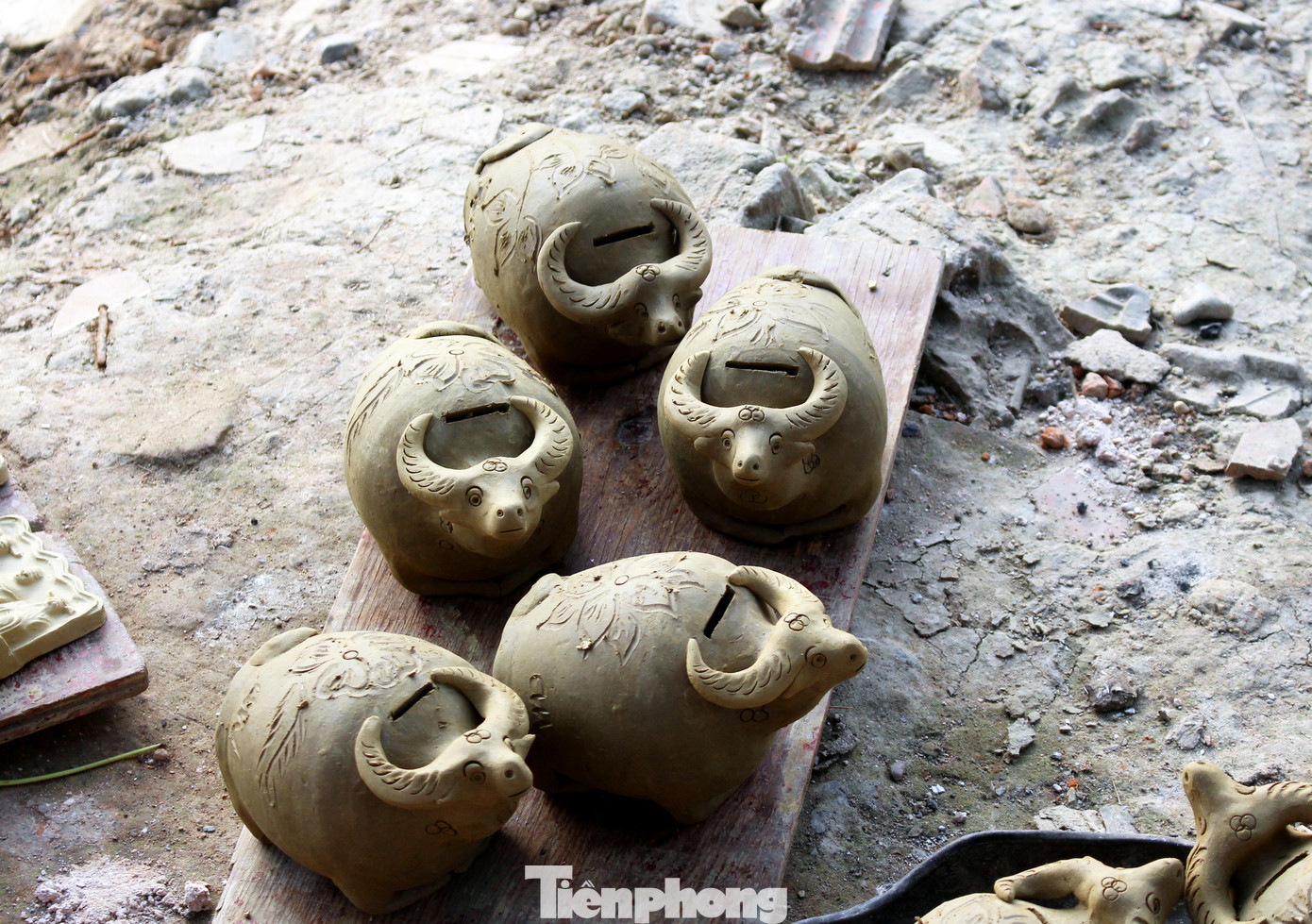 Độc đáo tượng trâu đất của nghệ nhân làng gốm Thanh Hà ảnh 2