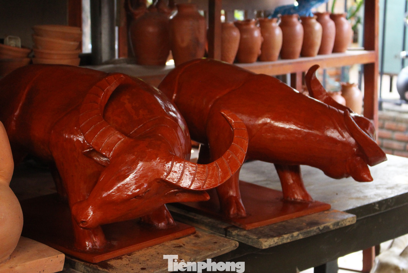 Độc đáo tượng trâu đất của nghệ nhân làng gốm Thanh Hà ảnh 3