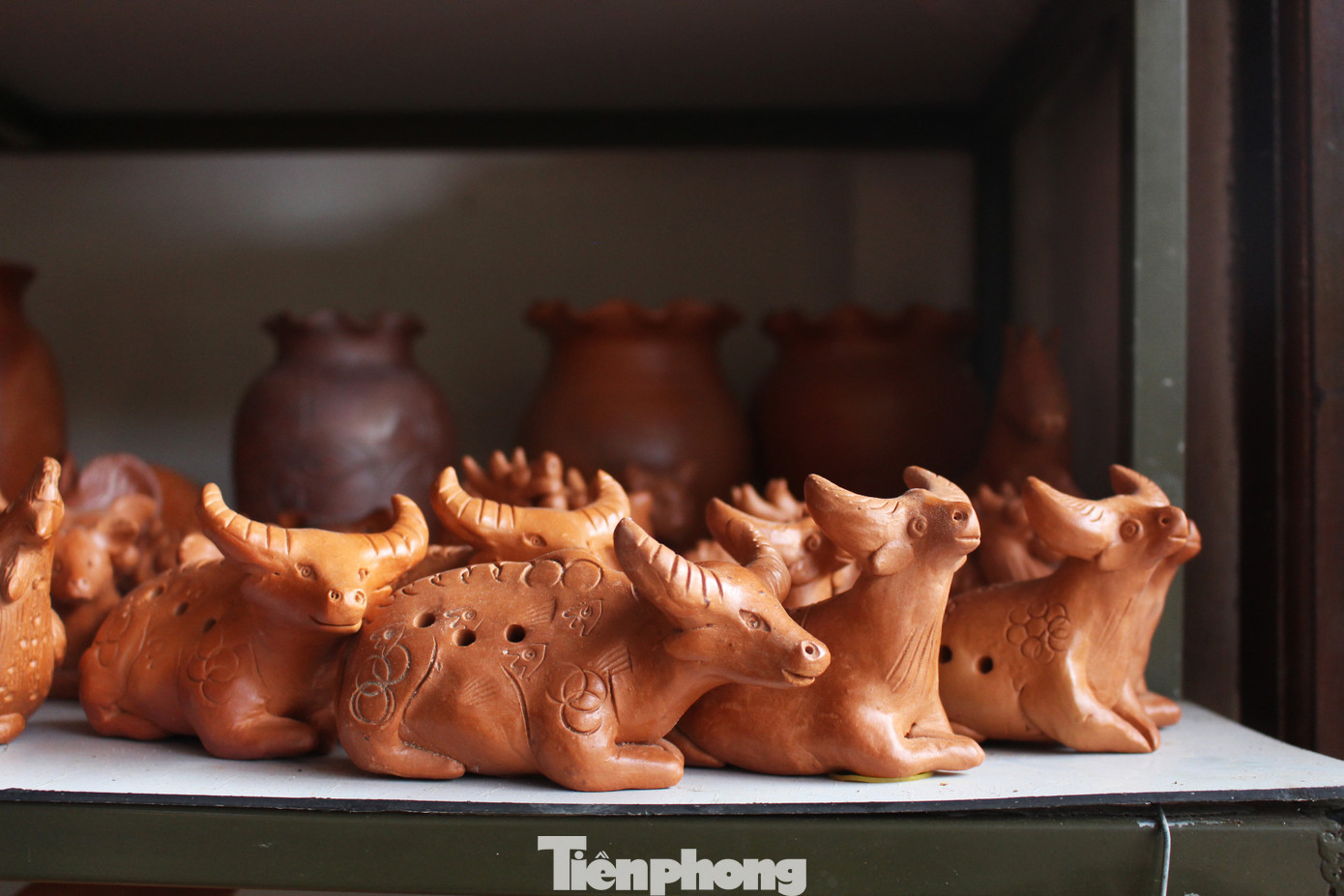 Độc đáo tượng trâu đất của nghệ nhân làng gốm Thanh Hà ảnh 5
