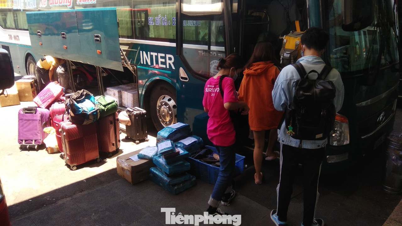 Hàng không tăng chuyến, tàu hỏa ghép toa để 'giải vây' 8 vạn khách ở Đà Nẵng ảnh 16