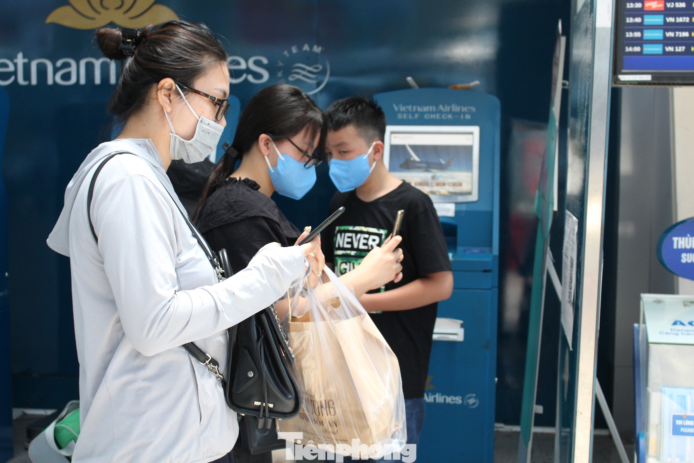 Hàng không tăng chuyến, tàu hỏa ghép toa để 'giải vây' 8 vạn khách ở Đà Nẵng ảnh 7