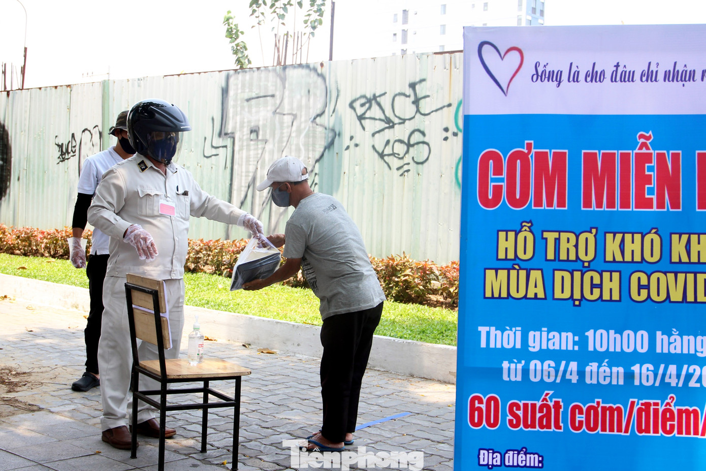 Phát ngàn suất cơm miễn phí giúp người nghèo vượt dịch COVID -19 ảnh 3