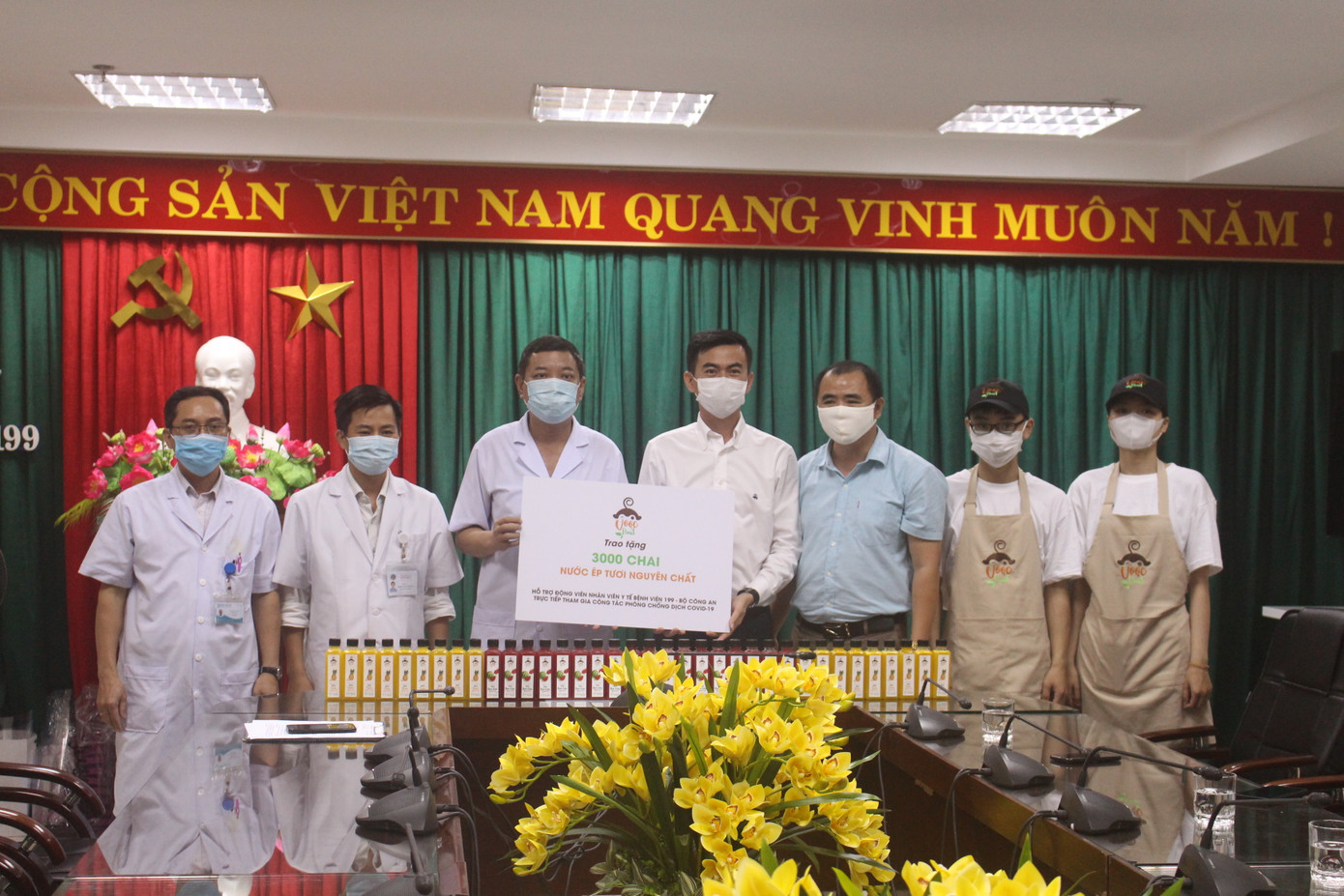 Tặng 3000 chai nước ép cho y bác sĩ dù cửa hàng phải tạm nghỉ vì COVID - 19 ảnh 1