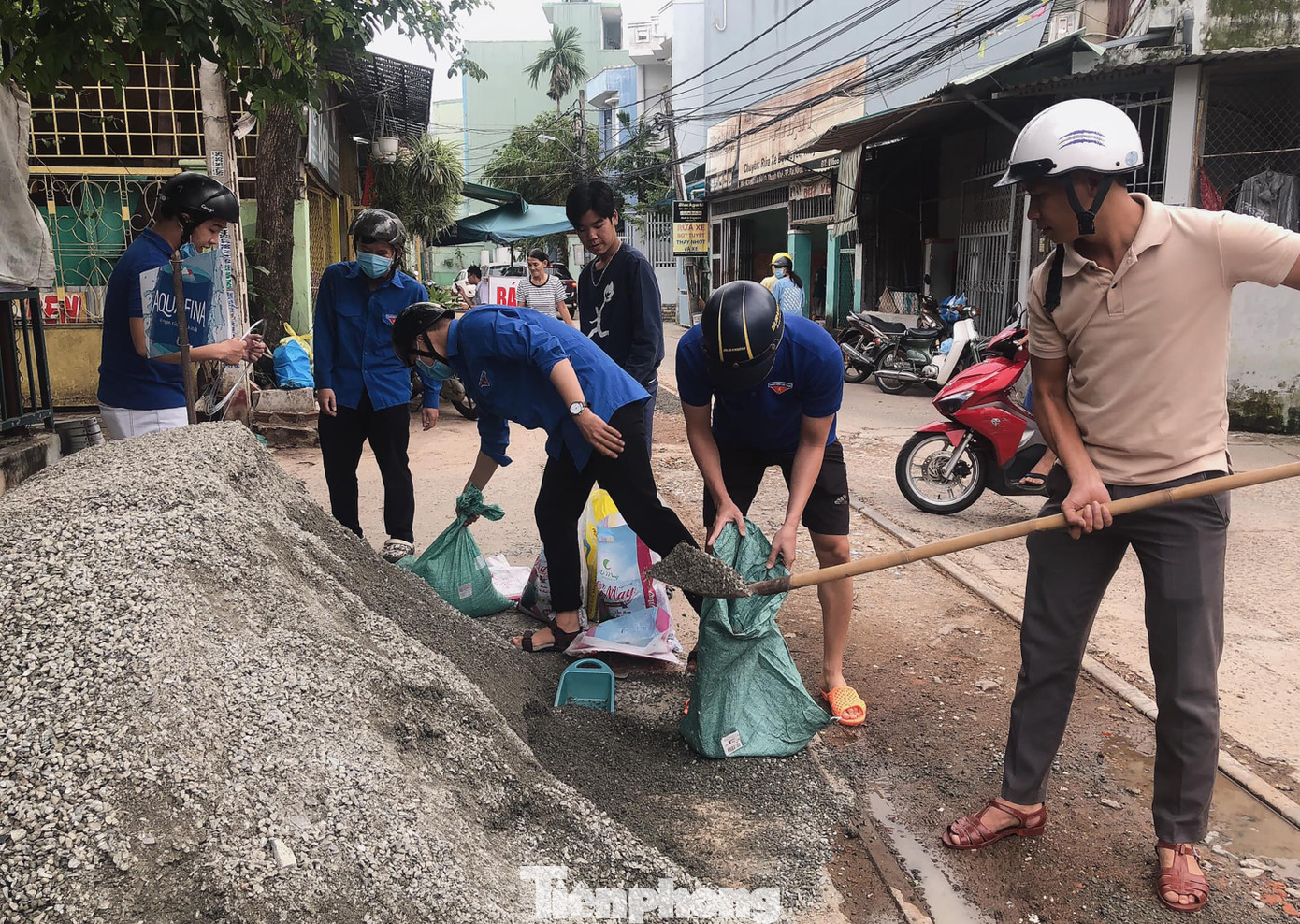 Tổ phản ứng nhanh 'Áo xanh' giúp dân chống bão số 9 ảnh 3
