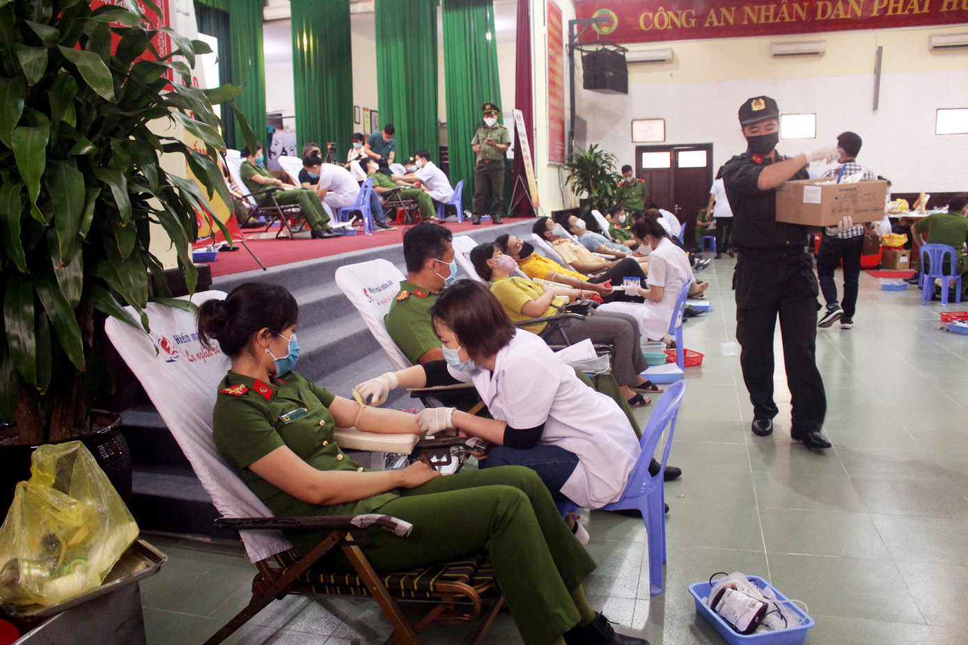 Hơn 1.400 chiến sĩ công an Đà Nẵng tham gia hiến máu tình nguyện ảnh 1