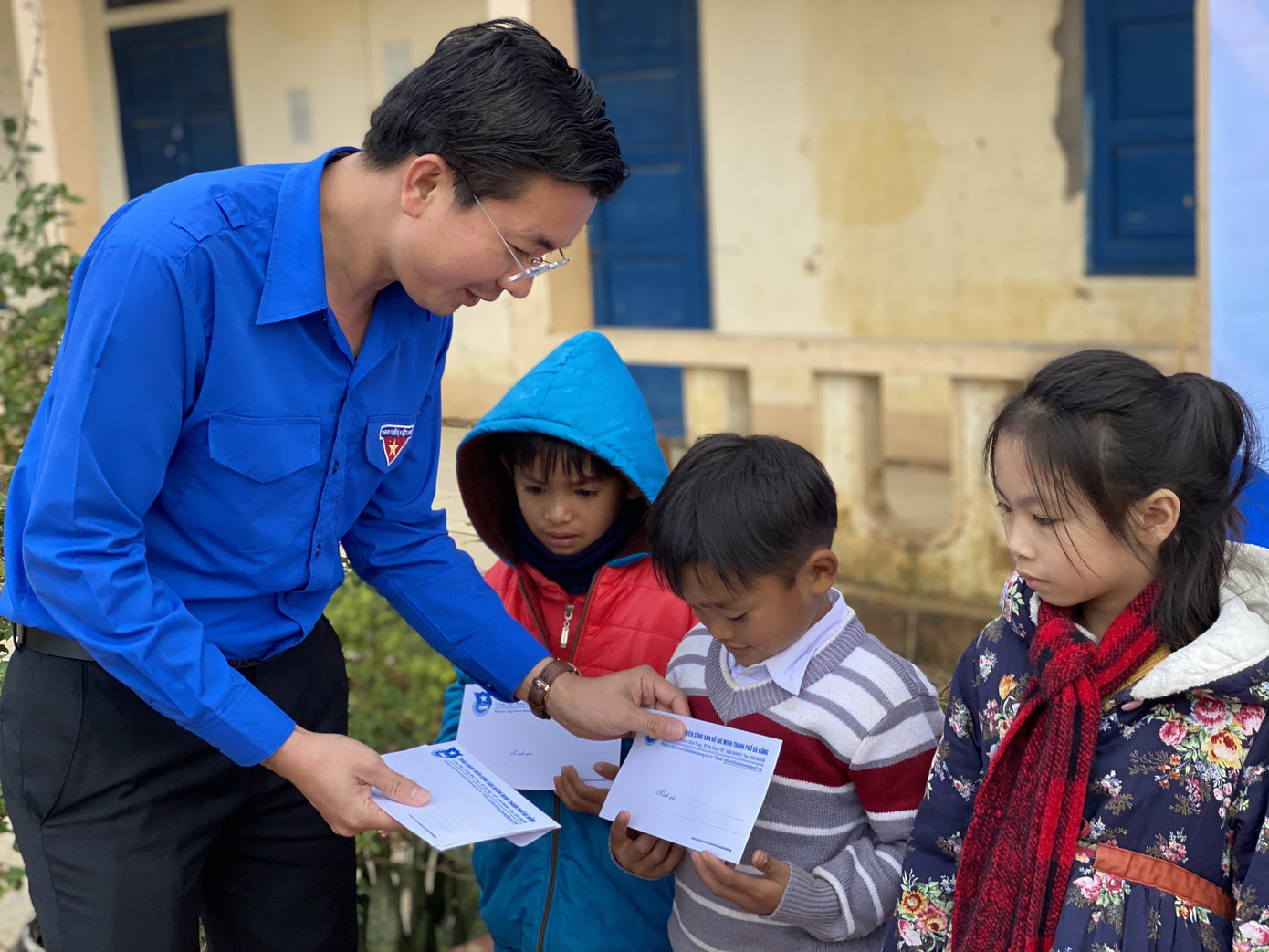 Mang đông ấm đến với trẻ em vùng núi Quảng Bình, Quảng Trị ảnh 2