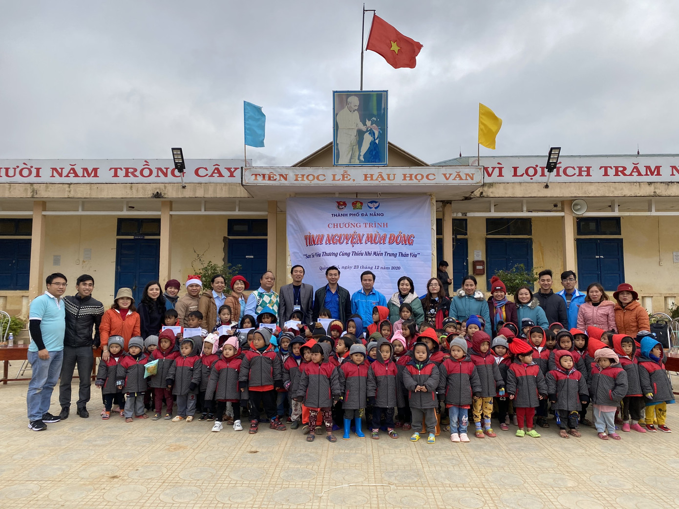 Mang đông ấm đến với trẻ em vùng núi Quảng Bình, Quảng Trị ảnh 3