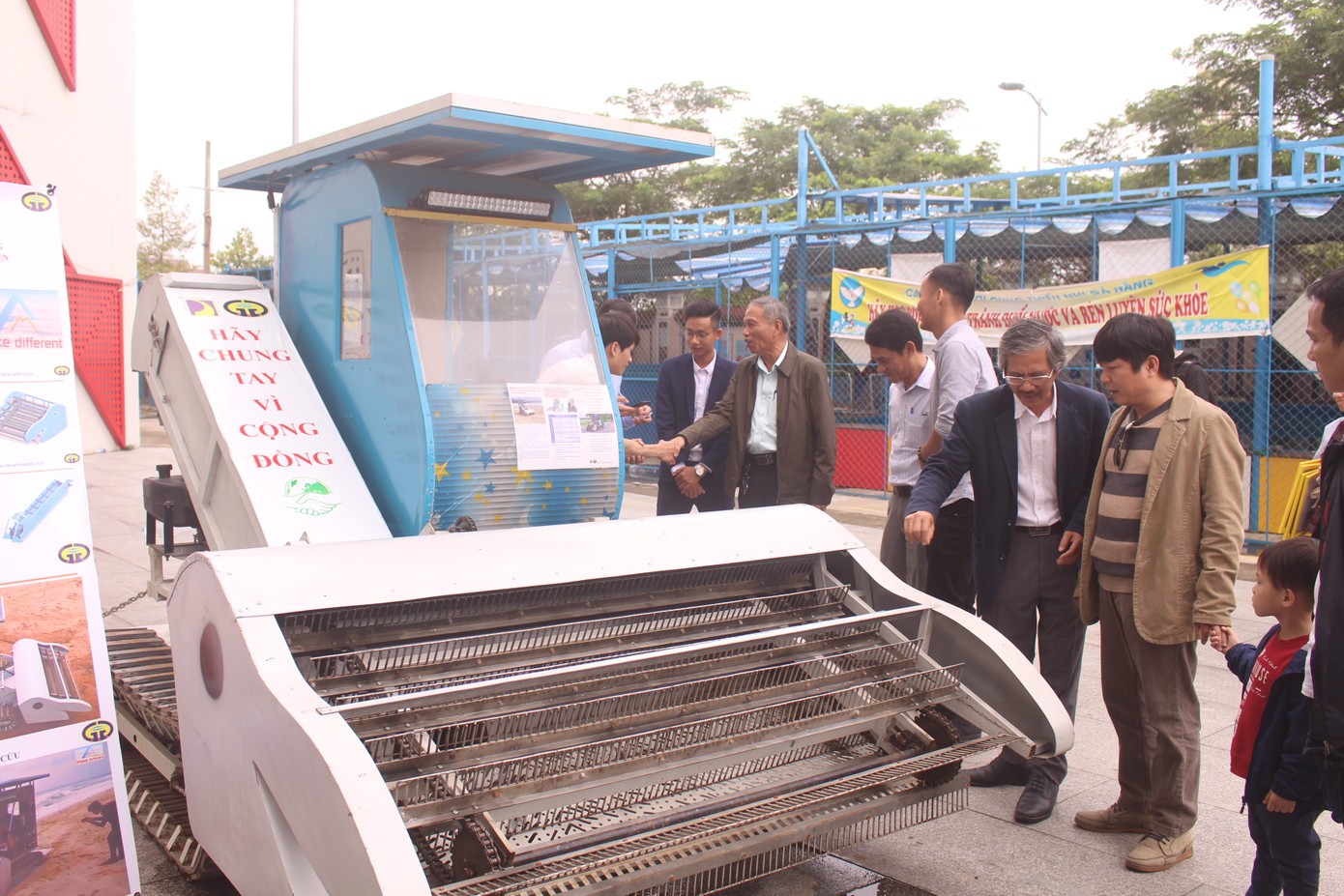 Xe gom rác thủy bộ giành giải nhất Cuộc thi sinh viên NCKH Đà Nẵng ảnh 1