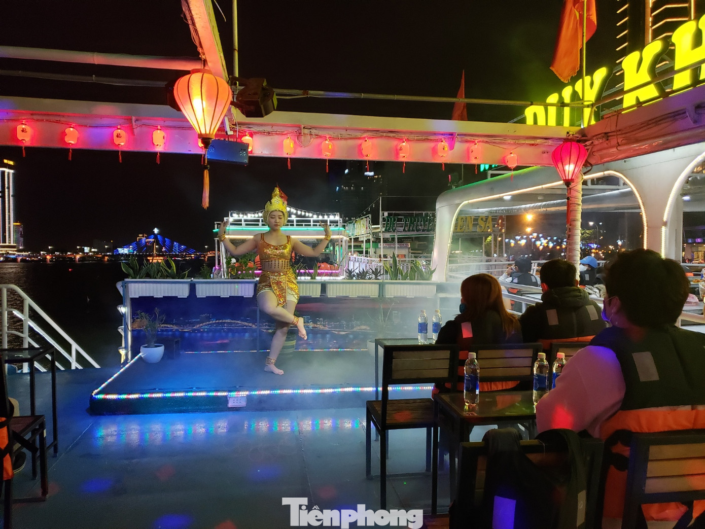 Hàng trăm du khách hào hứng trải nghiệm tour sông Hàn về đêm ảnh 4