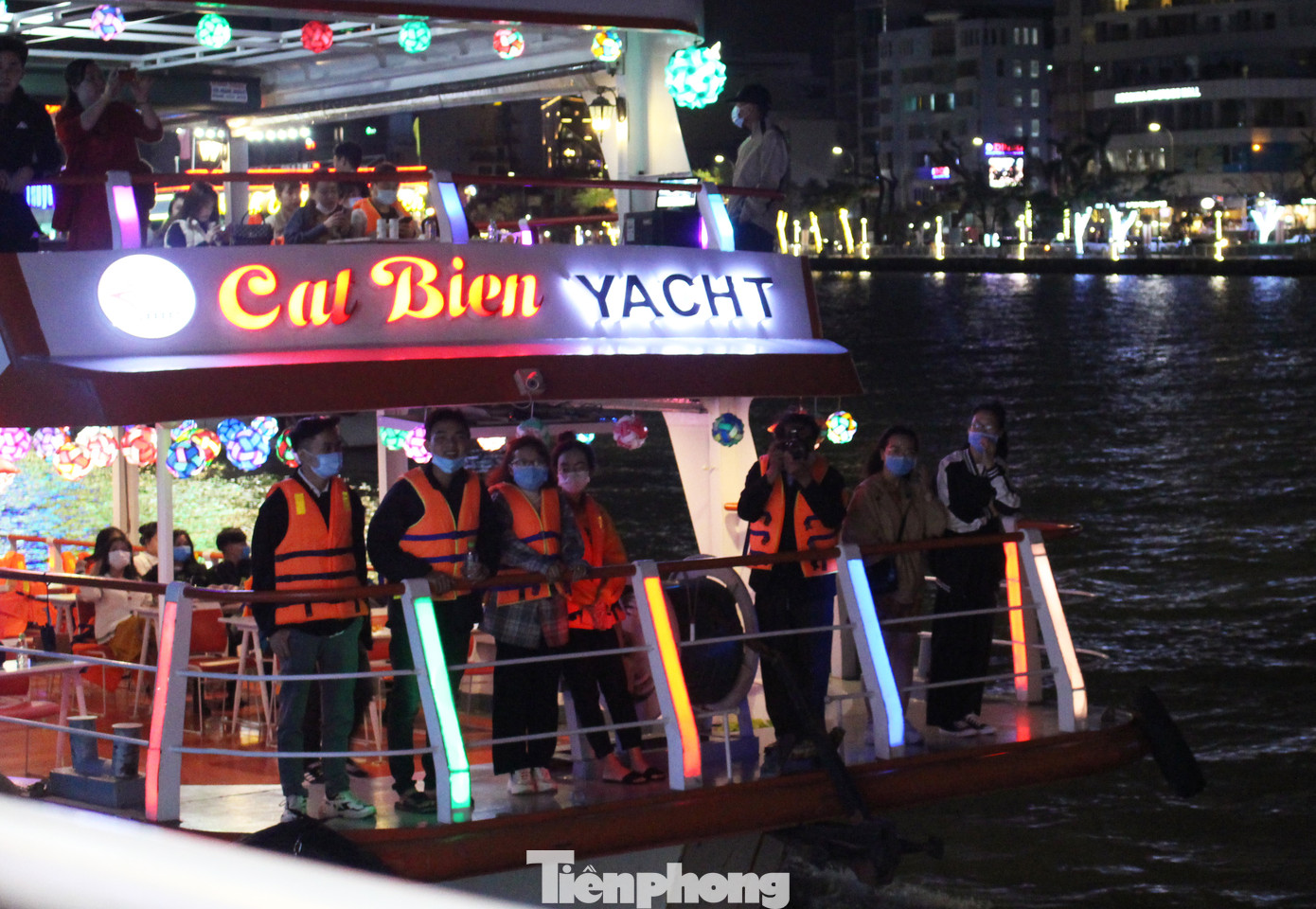 Hàng trăm du khách hào hứng trải nghiệm tour sông Hàn về đêm ảnh 7