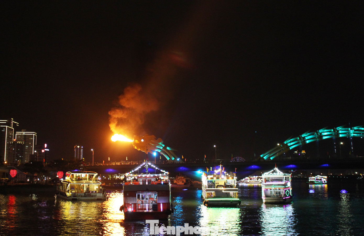 Hàng trăm du khách hào hứng trải nghiệm tour sông Hàn về đêm ảnh 8