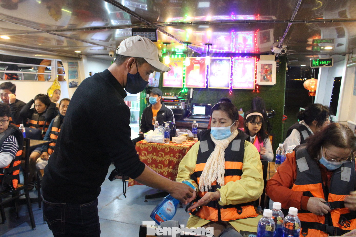 Hàng trăm du khách hào hứng trải nghiệm tour sông Hàn về đêm ảnh 3