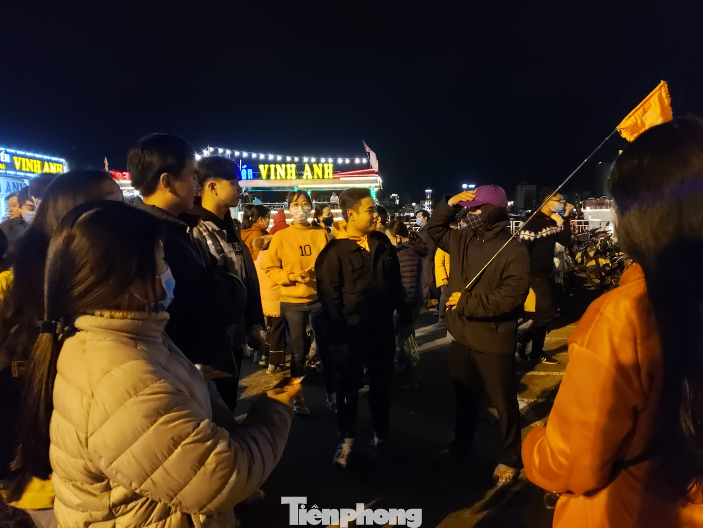 Hàng trăm du khách hào hứng trải nghiệm tour sông Hàn về đêm ảnh 1