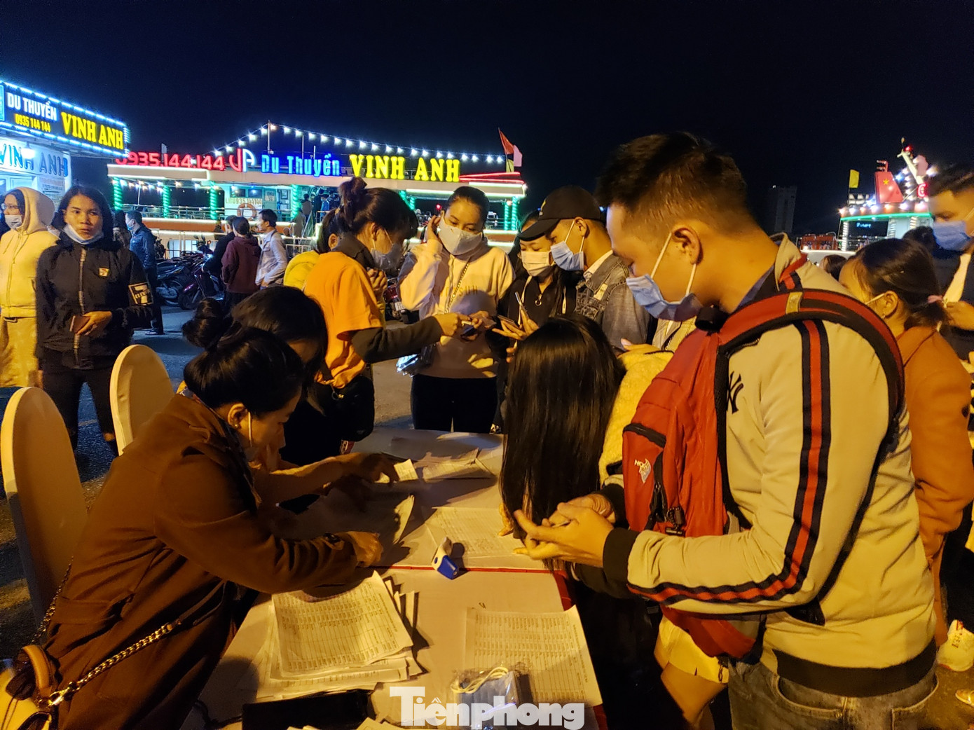 Hàng trăm du khách hào hứng trải nghiệm tour sông Hàn về đêm ảnh 2